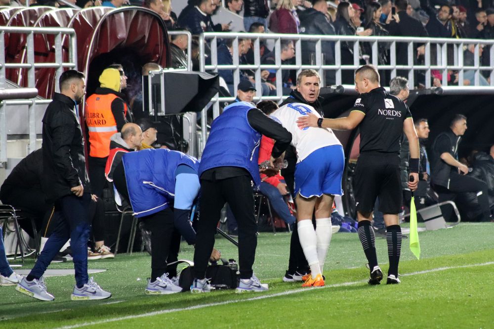 Un "tricolor" a suferit o accidentare dureroasă, altul a fost dezbrăcat de fani, la derby-ul Rapid - Farul!_10