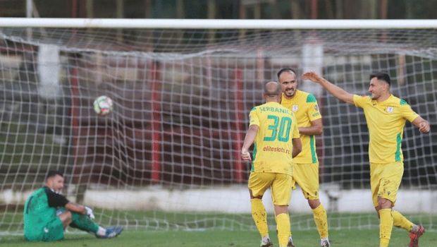 
	CS Mioveni - FC Botoșani 0-0. Gazdele, cu atacant de Champions League, nu i-au putut învinge pe moldovenii rămași în zece!
