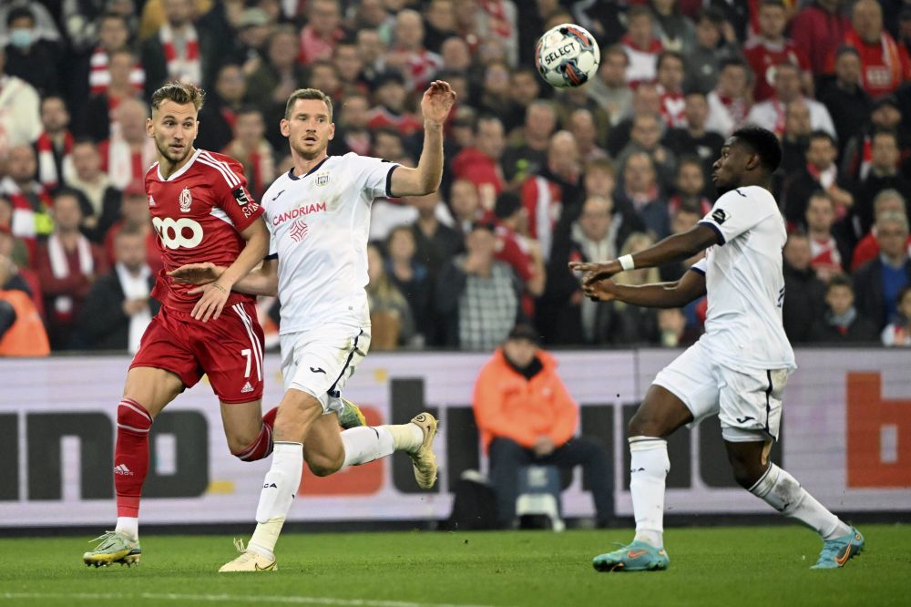 Denis Drăguș, capul răutăților în derby-ul suspendat Standard - Anderlecht! Aproape să fie luat la bătaie de coechipieri_9