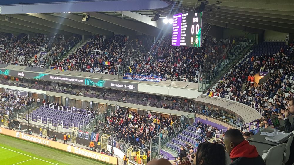 Bannerul afișat de fanii FCSB-ului, în debutul meciului cu Anderlecht_1