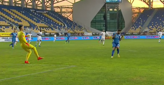 
	Gafă uriașă în Chindia - FC Botoșani! Doru Popadiuc a marcat după ce a fost nimerit de portar
