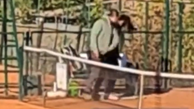 
	Absolut șocant: un tată, filmat în timp ce își snopește fiica în bătaie pe terenul de tenis! Imagini cu puternic impact emoțional
