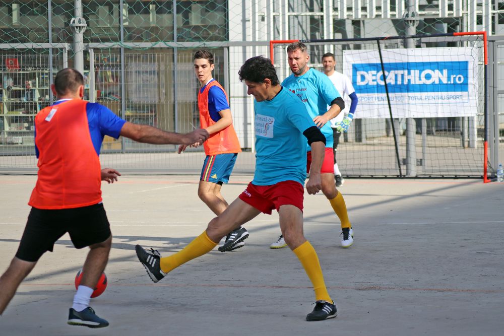 Fotbal ca-n curtea mall-ului! Belodedici, Gardoș, Coman și Varga au făcut spectacol pe ciment, la Obor_16