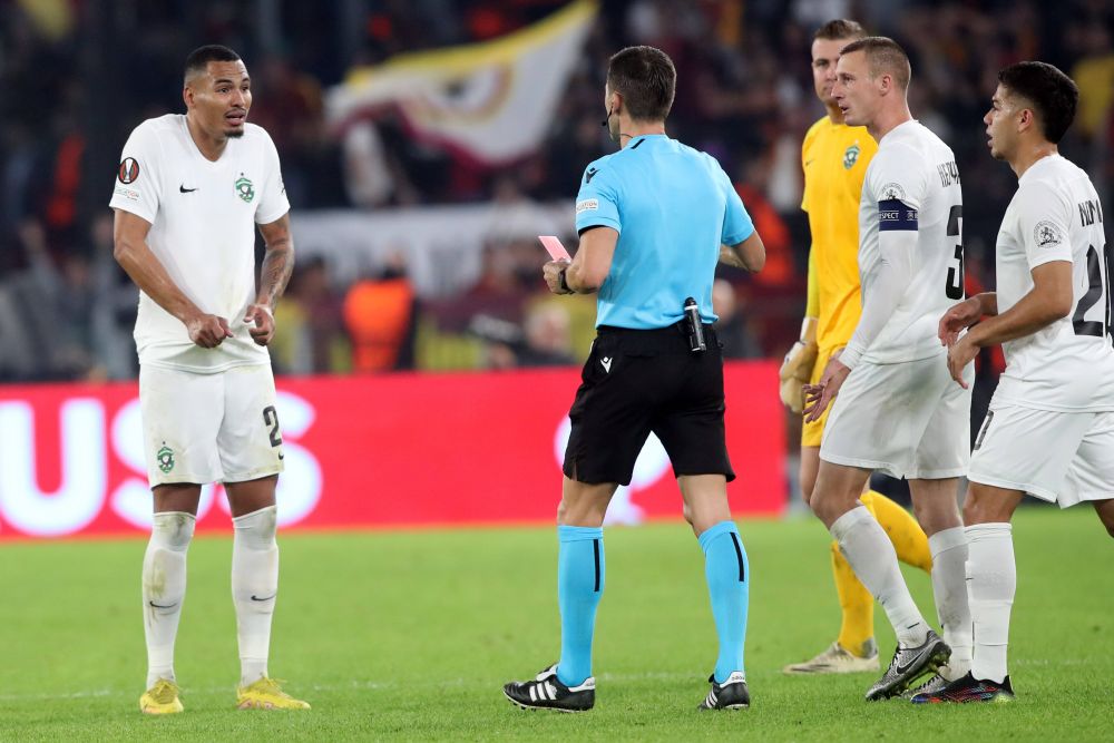 Imagini șocante! Starul lui AS Roma, călcat de un adversar pe gât și față în timpul meciului din Europa League _1