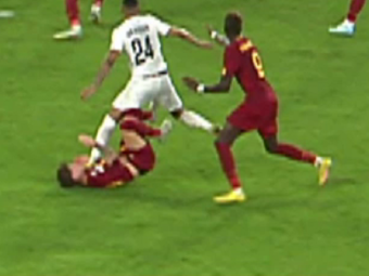 Imagini șocante! Starul lui AS Roma, călcat de un adversar pe gât și față în timpul meciului din Europa League&nbsp;