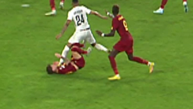Imagini șocante! Starul lui AS Roma, călcat de un adversar pe gât și față în timpul meciului din Europa League&nbsp;