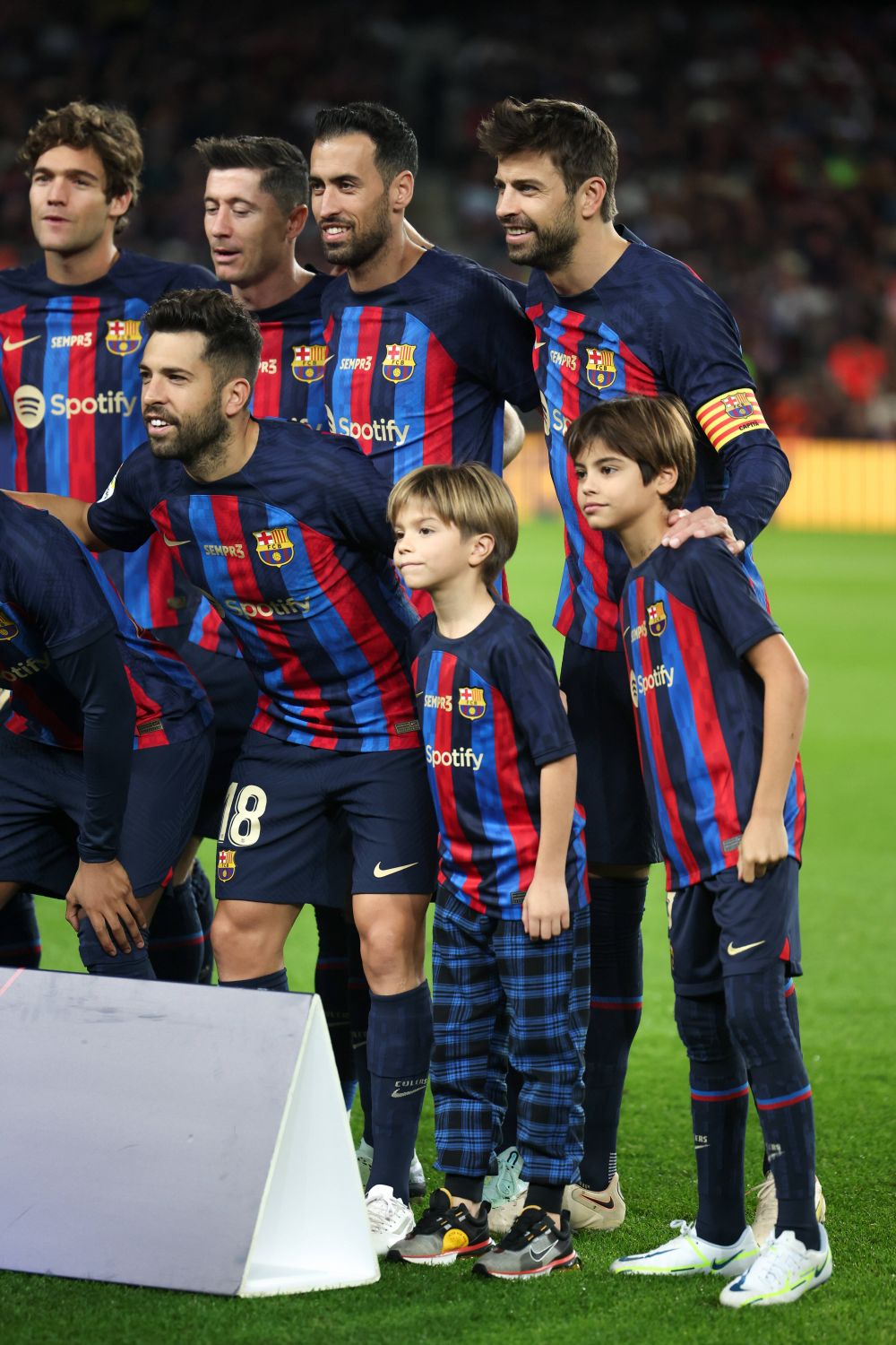 Gerard Pique, în lacrimi după ultimul meci jucat pe Camp Nou. Momente emoționante la Barcelona_4