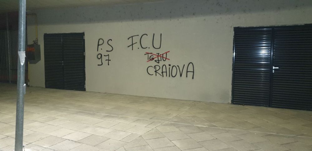 „Pleacă, sclavule!” Sediul lui FCU Craiova a fost vandalizat de fani! Huliganii i-au lăsat lui Mititelu o coroană funerară acasă _4