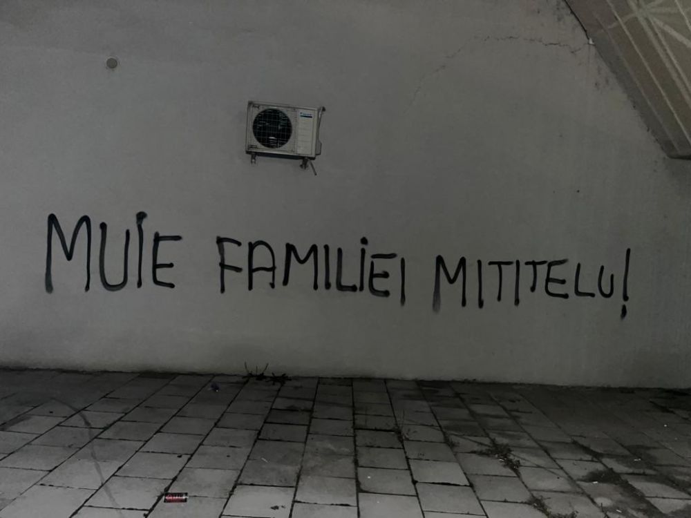 „Pleacă, sclavule!” Sediul lui FCU Craiova a fost vandalizat de fani! Huliganii i-au lăsat lui Mititelu o coroană funerară acasă _7