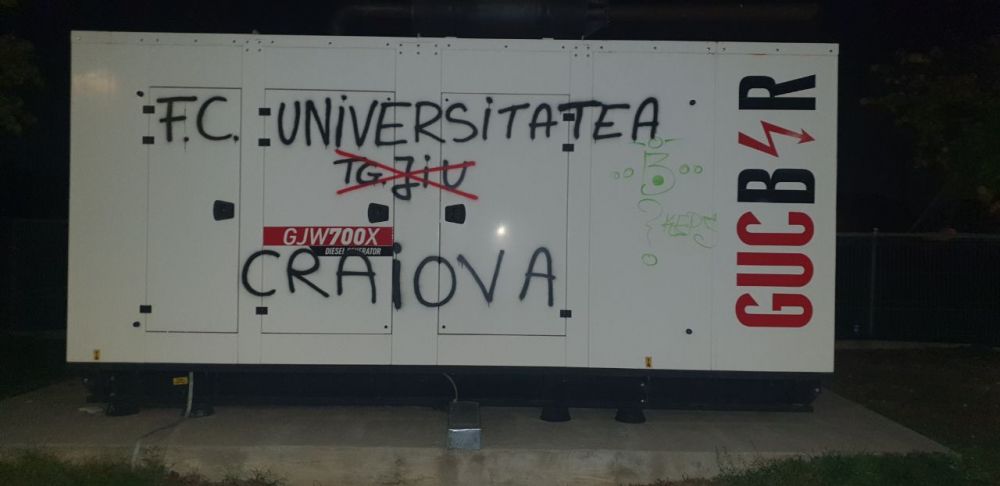„Pleacă, sclavule!” Sediul lui FCU Craiova a fost vandalizat de fani! Huliganii i-au lăsat lui Mititelu o coroană funerară acasă _9