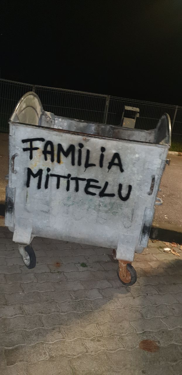 „Pleacă, sclavule!” Sediul lui FCU Craiova a fost vandalizat de fani! Huliganii i-au lăsat lui Mititelu o coroană funerară acasă _10
