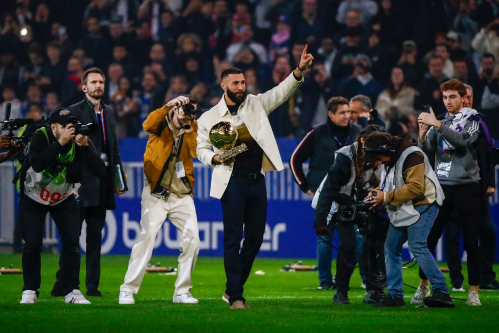 „Balonul de Aur al poporului!” Momente emoționante la meciul lui Olympique Lyon: Karim Benzema și-a prezentat trofeul _1