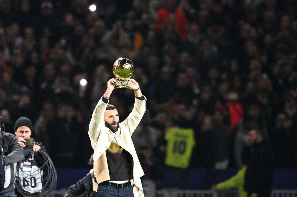 „Balonul de Aur al poporului!” Momente emoționante la meciul lui Olympique Lyon: Karim Benzema și-a prezentat trofeul _11