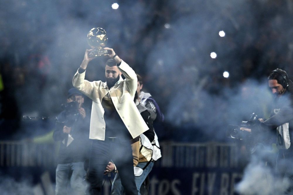 „Balonul de Aur al poporului!” Momente emoționante la meciul lui Olympique Lyon: Karim Benzema și-a prezentat trofeul _13