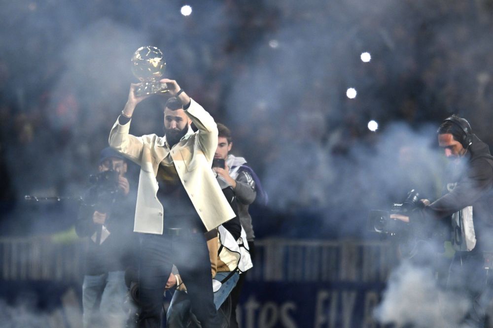 „Balonul de Aur al poporului!” Momente emoționante la meciul lui Olympique Lyon: Karim Benzema și-a prezentat trofeul _14