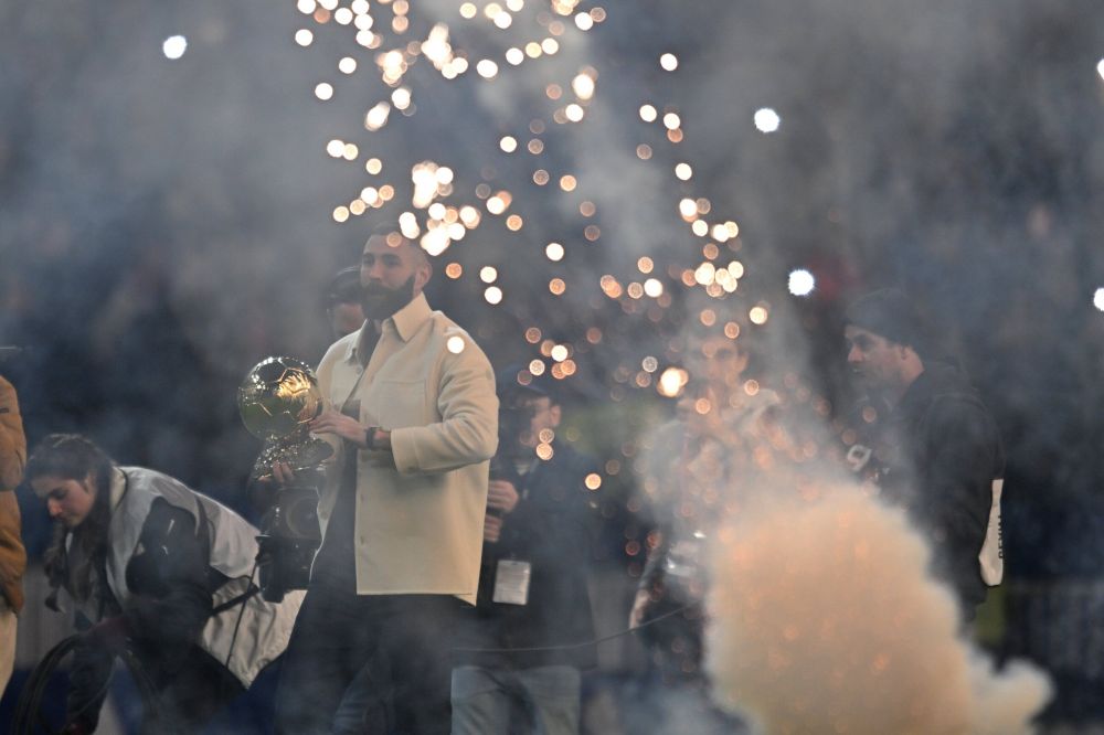 „Balonul de Aur al poporului!” Momente emoționante la meciul lui Olympique Lyon: Karim Benzema și-a prezentat trofeul _15