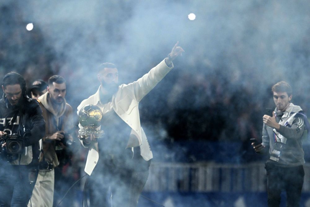 „Balonul de Aur al poporului!” Momente emoționante la meciul lui Olympique Lyon: Karim Benzema și-a prezentat trofeul _16
