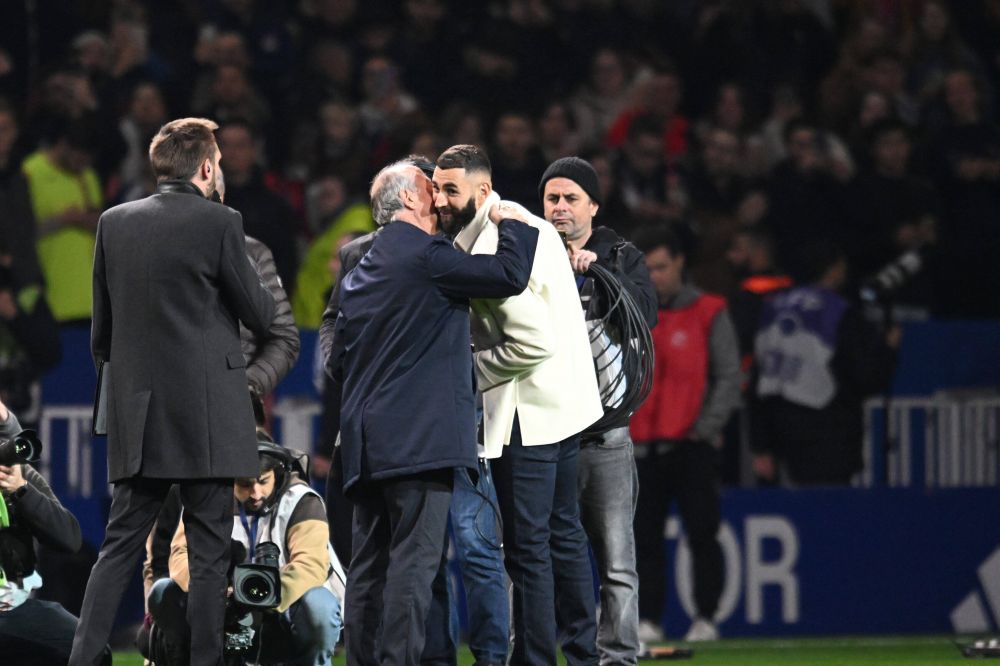 „Balonul de Aur al poporului!” Momente emoționante la meciul lui Olympique Lyon: Karim Benzema și-a prezentat trofeul _19