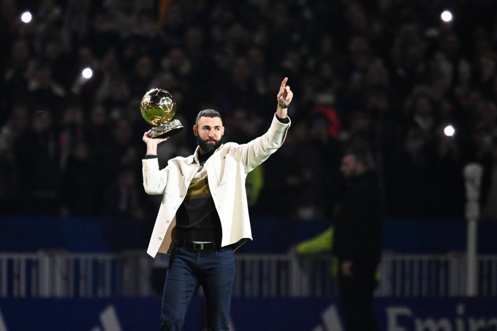 „Balonul de Aur al poporului!” Momente emoționante la meciul lui Olympique Lyon: Karim Benzema și-a prezentat trofeul _10