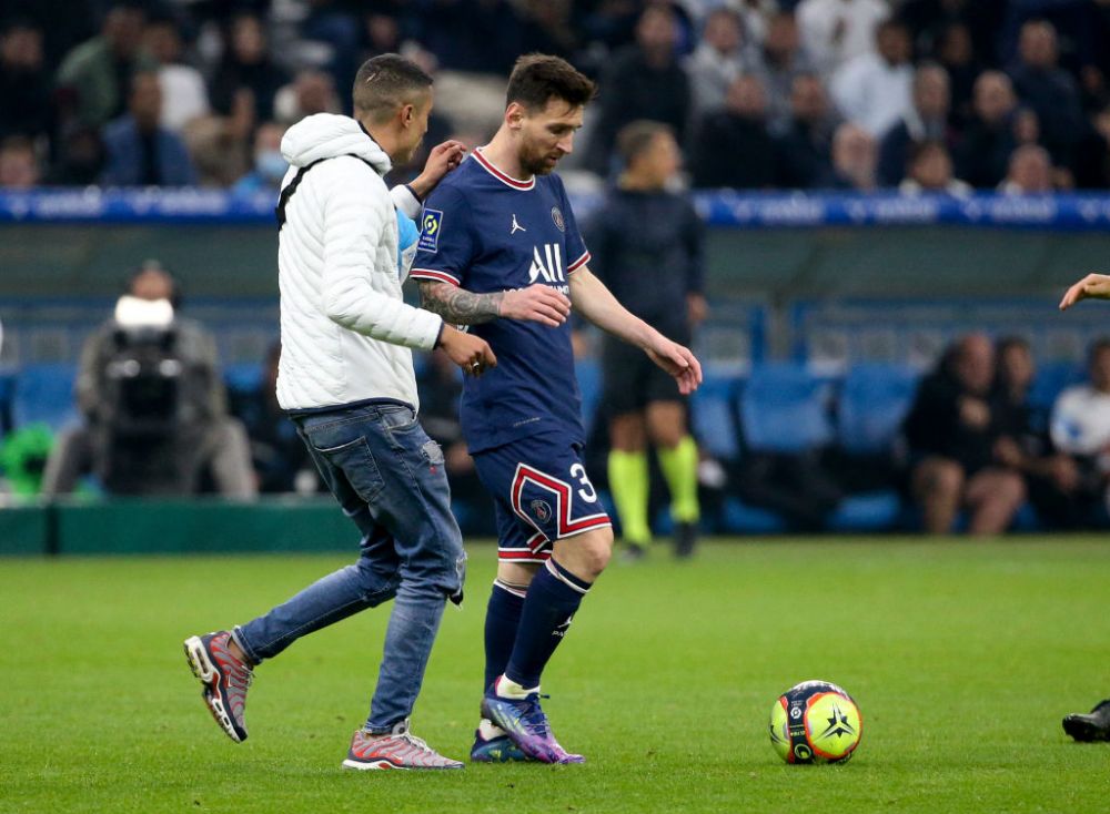 Leo Messi a dezvăluit cum se simte când fanii invadează terenul în timpul meciurilor: „M-au lovit până și pe mine!” _13