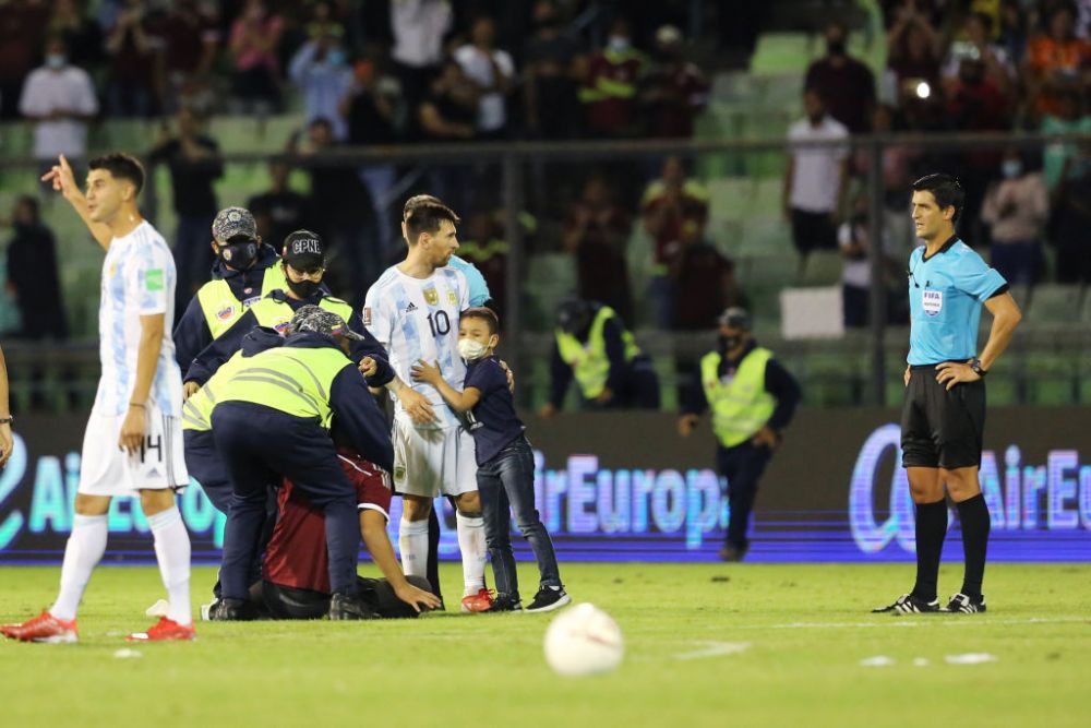 Leo Messi a dezvăluit cum se simte când fanii invadează terenul în timpul meciurilor: „M-au lovit până și pe mine!” _16