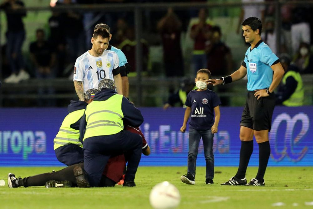 Leo Messi a dezvăluit cum se simte când fanii invadează terenul în timpul meciurilor: „M-au lovit până și pe mine!” _3