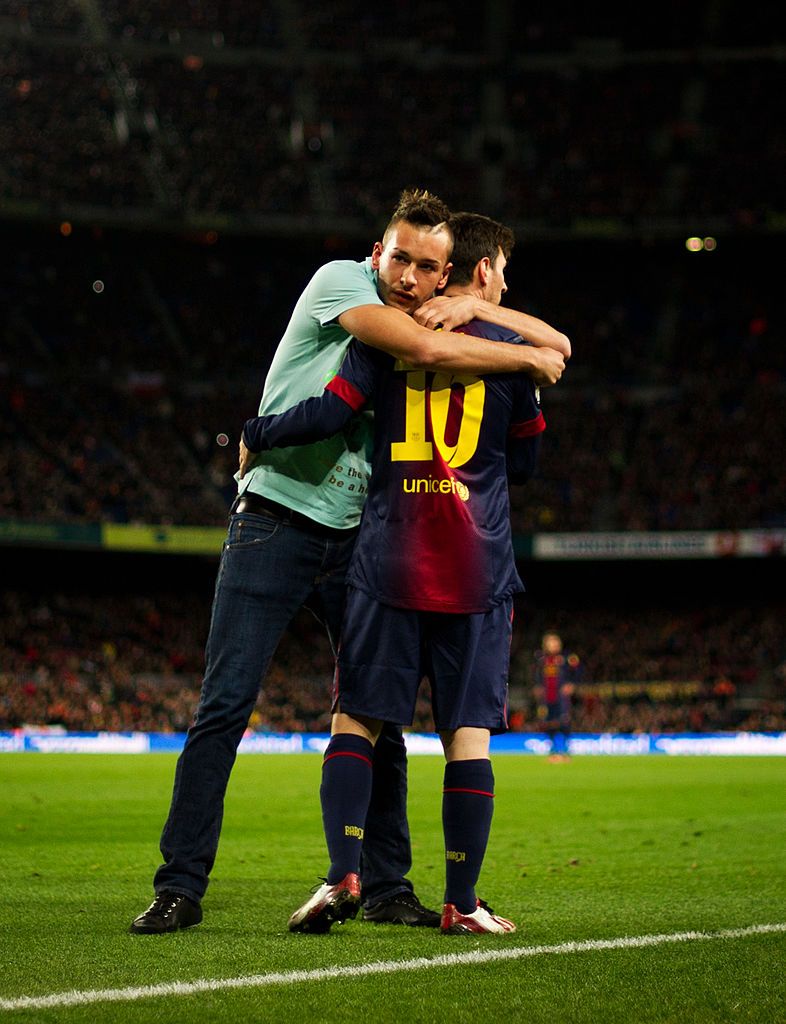 Leo Messi a dezvăluit cum se simte când fanii invadează terenul în timpul meciurilor: „M-au lovit până și pe mine!” _8
