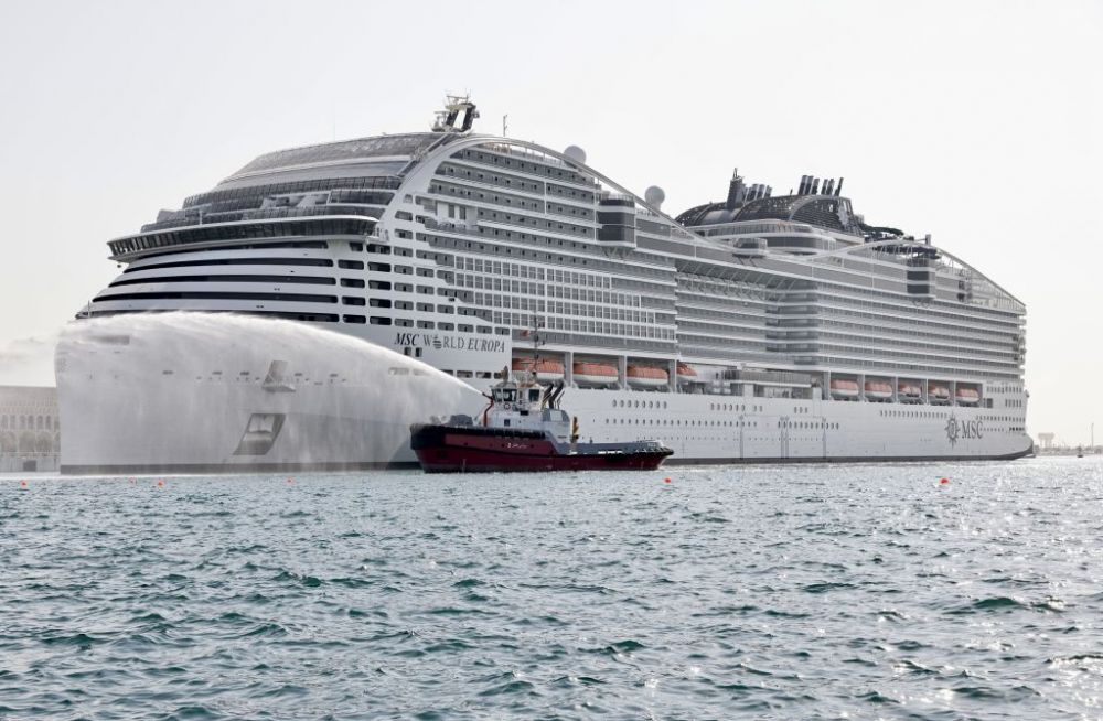 Imagini de senzație cu vasul de croazieră de un miliard de lire pe care vor sta soțiile englezilor în Doha! Cât costă un pachet de cazare_2