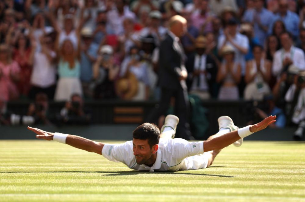 „Tenismenul din gumă”, Novak Djokovic i-a uluit pe italieni, învingându-l pe Stefanos Tsitsipas din unghiuri imposibile_18