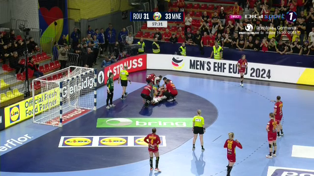 Momente greu de privit în meciul România - Muntenegru. O adversară a „tricolorelor” a fost scoasă cu targa după ce s-a ciocnit cu Seraficeanu_28