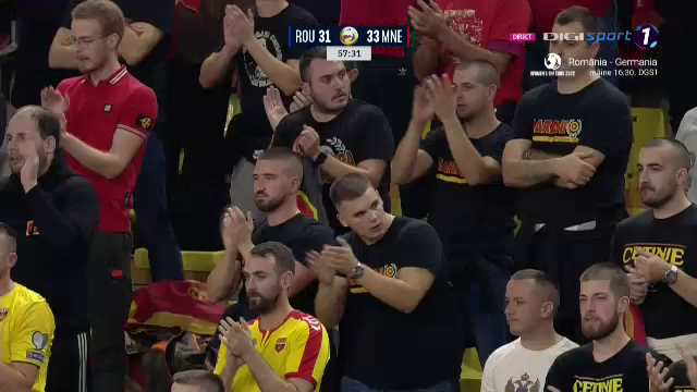 Momente greu de privit în meciul România - Muntenegru. O adversară a „tricolorelor” a fost scoasă cu targa după ce s-a ciocnit cu Seraficeanu_33