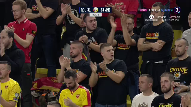 Momente greu de privit în meciul România - Muntenegru. O adversară a „tricolorelor” a fost scoasă cu targa după ce s-a ciocnit cu Seraficeanu_34