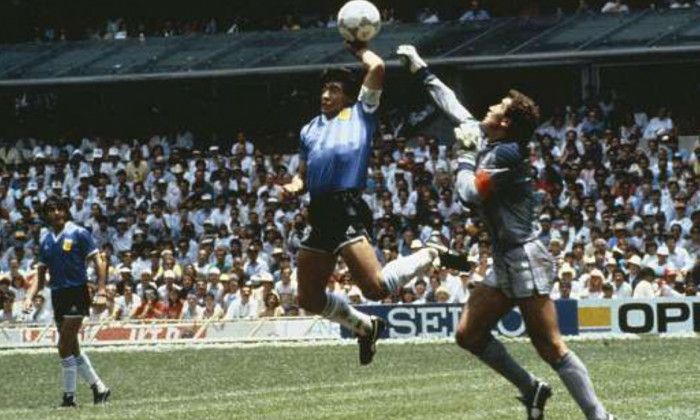 "Mâna lui Dumnezeu". Suma uriașă cu care a fost vândută mingea cu care Maradona a marcat golul controversat împotriva Angliei_1