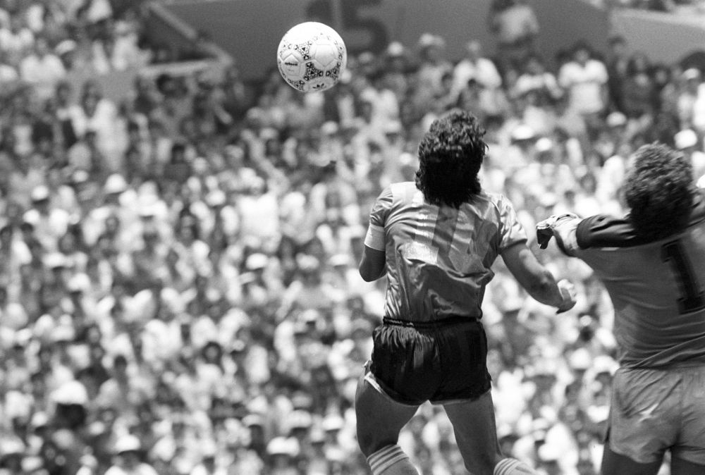 "Mâna lui Dumnezeu". Suma uriașă cu care a fost vândută mingea cu care Maradona a marcat golul controversat împotriva Angliei_2
