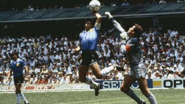 
	&quot;Mâna lui Dumnezeu&quot;. Suma uriașă cu care a fost vândută mingea cu care Maradona a marcat golul controversat împotriva Angliei
