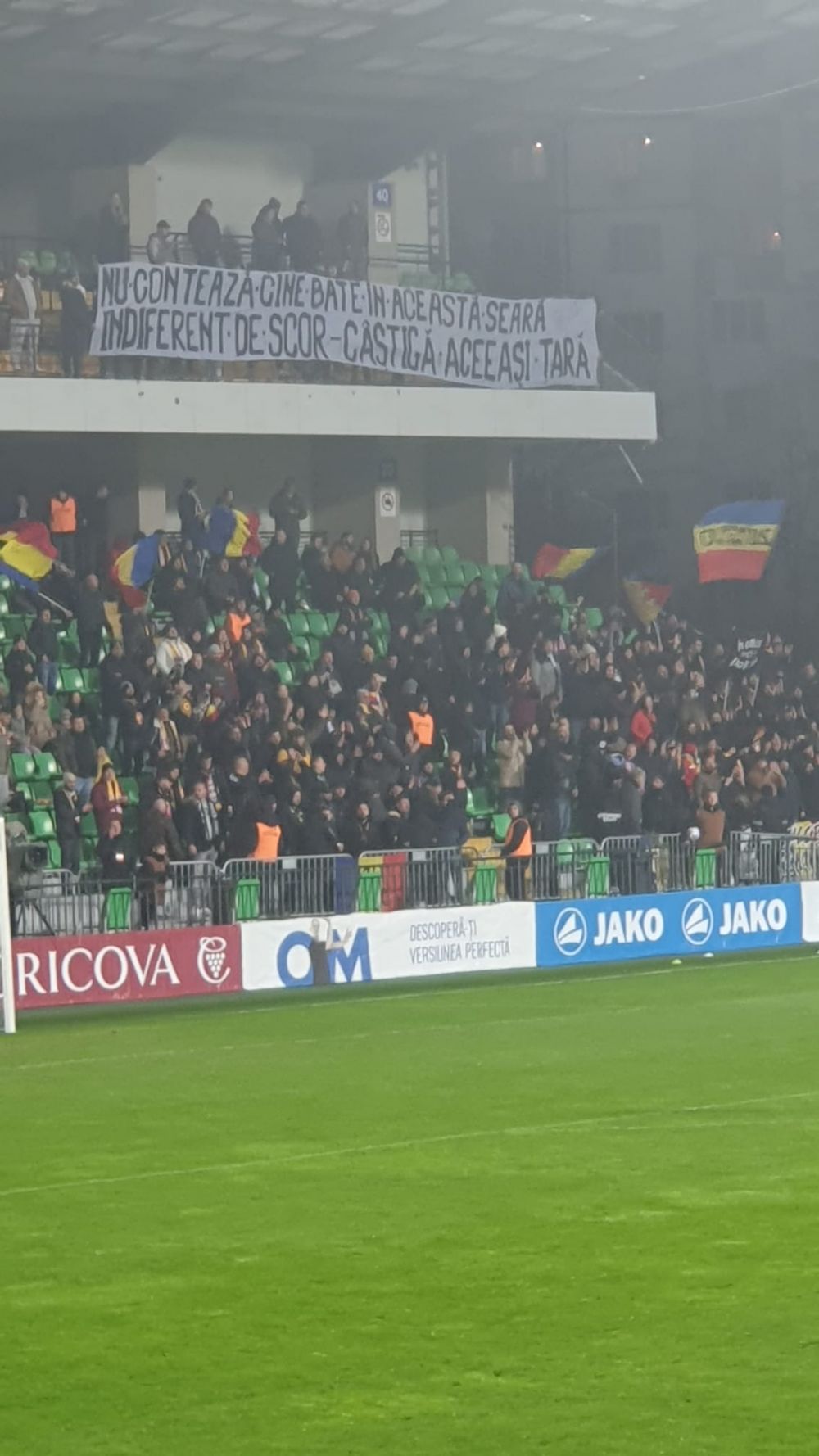 Bannerele afișate de suporteri, la Chișinău, în timpul partidei Moldova - România + imagini cu atmosfera incendiară realizată de fani_1