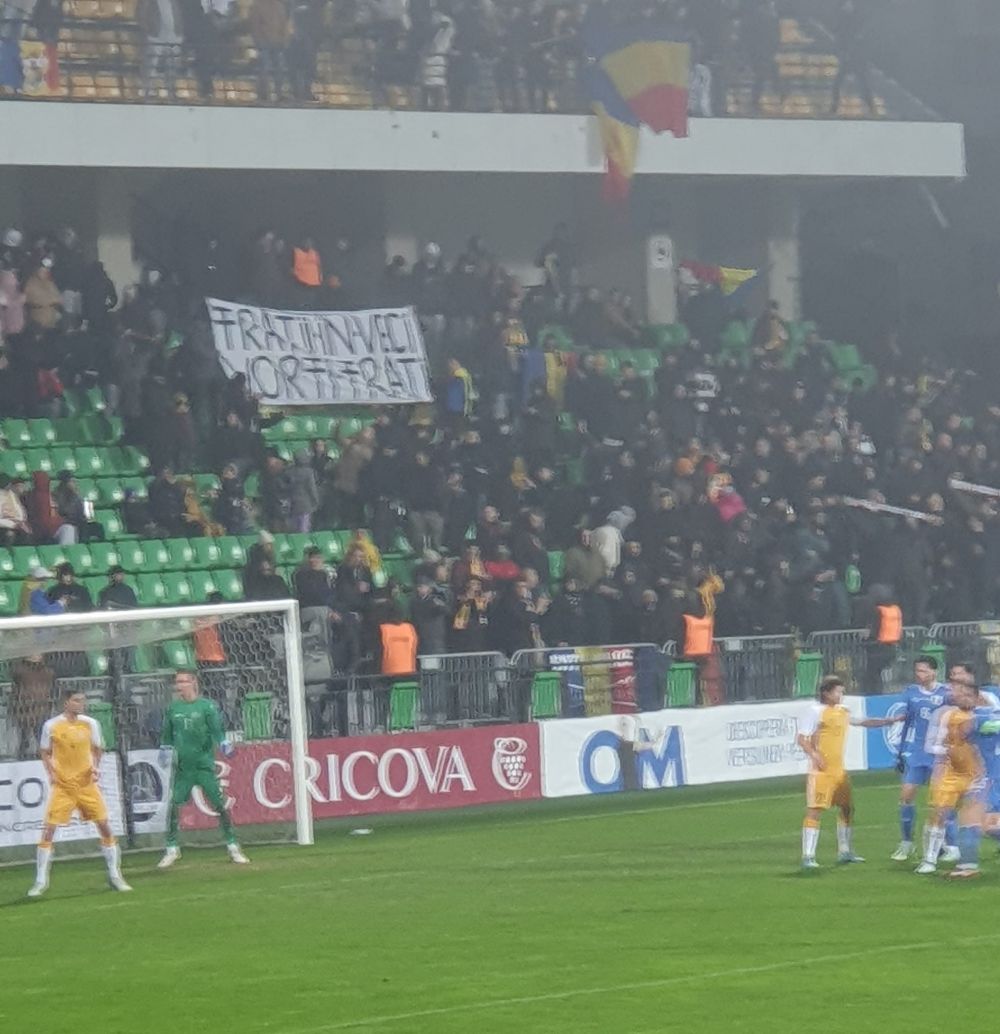 Bannerele afișate de suporteri, la Chișinău, în timpul partidei Moldova - România + imagini cu atmosfera incendiară realizată de fani_6