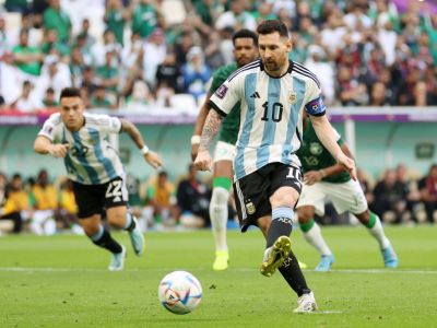 GOOOOL Argentina! Leo Messi deschide scorul în meciul cu Arabia Saudită, dintr-un penalty executat... GOOOOL Argentina! Leo Messi deschide scorul în meciul cu Arabia Saudită, dintr-un penalty executat..._2315