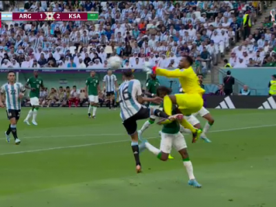 Min. 90+5: Al Owais îl lovește brutal pe Al Shahrani, iar fotbalistul Arabiei Saudite rămâne inconștient... Min. 90+5: Al Owais îl lovește brutal pe Al Shahrani, iar fotbalistul Arabiei Saudite rămâne inconștient..._2324