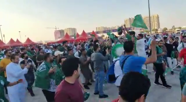 Umilința supremă! Cum au sărbătorit fanii Arabiei Saudite victoria cu Argentina_2