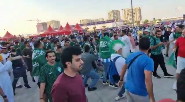 Umilința supremă! Cum au sărbătorit fanii Arabiei Saudite victoria cu Argentina_3
