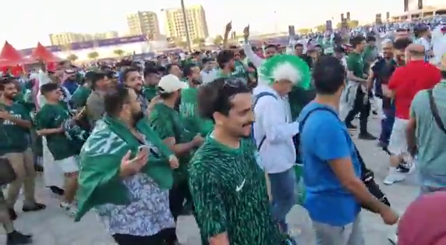 Umilința supremă! Cum au sărbătorit fanii Arabiei Saudite victoria cu Argentina_4