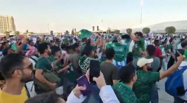 Umilința supremă! Cum au sărbătorit fanii Arabiei Saudite victoria cu Argentina_6