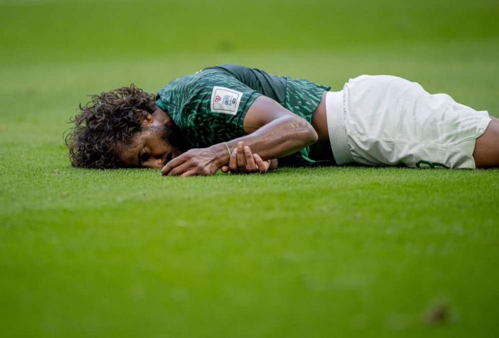 Imagini horror cu accidentarea jucătorului Arabiei din meciul cu Argentina! Are bărbia fracturată + Prințul a trimis avion privat pentru a-l duce la operație _2