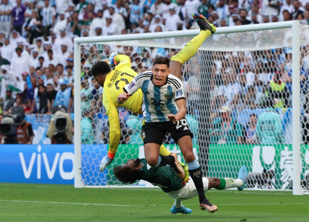 Imagini horror cu accidentarea jucătorului Arabiei din meciul cu Argentina! Are bărbia fracturată + Prințul a trimis avion privat pentru a-l duce la operație _3