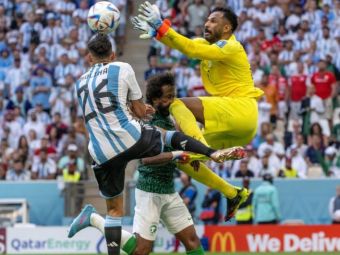 Imagini horror cu accidentarea jucătorului Arabiei din meciul cu Argentina! Are bărbia fracturată + Prințul a trimis avion privat pentru a-l duce la operație&nbsp;