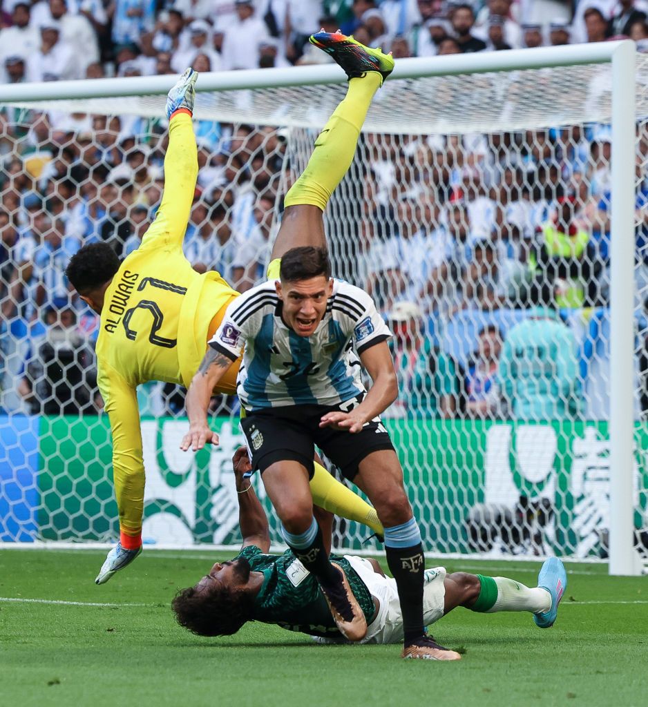 Imagini horror cu accidentarea jucătorului Arabiei din meciul cu Argentina! Are bărbia fracturată + Prințul a trimis avion privat pentru a-l duce la operație _10