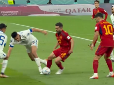 Penalty pentru Spania! Jordi Alba este faultat în careu, iar centralul arată punctul cu var. Penalty pentru Spania! Jordi Alba este faultat în careu, iar centralul arată punctul cu var._2419
