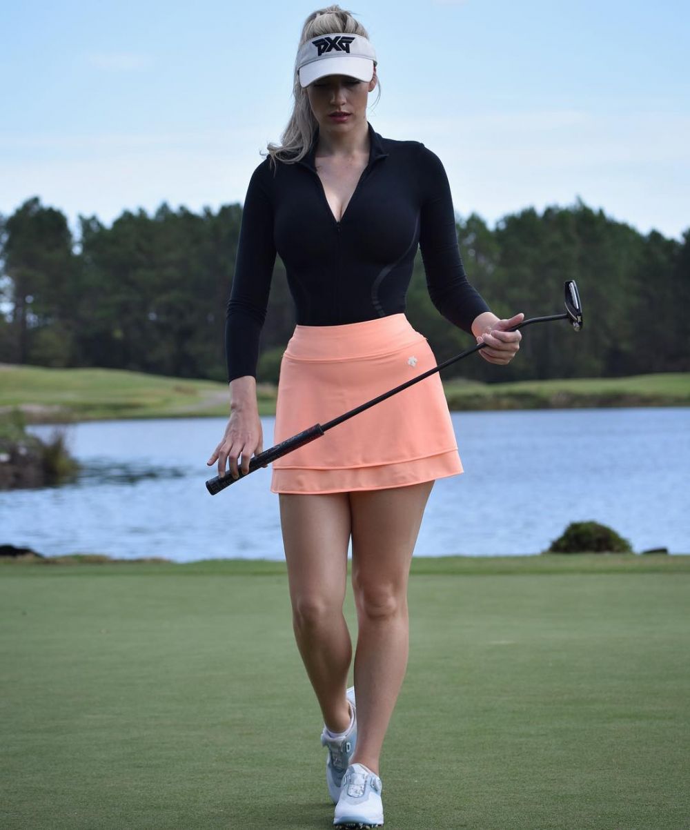 Paige Spiranac a dat la schimb crosa de golf pentru mingea de fotbal. Secvențe spectaculoase cu cea "mai sexy femeie din lume"_52