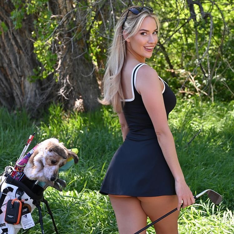 Paige Spiranac a dat la schimb crosa de golf pentru mingea de fotbal. Secvențe spectaculoase cu cea "mai sexy femeie din lume"_9